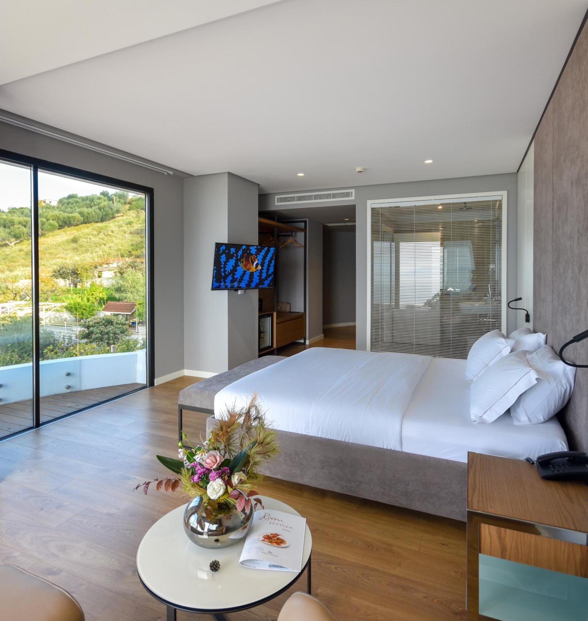 Yacht Hotel Vlorë Esterno foto