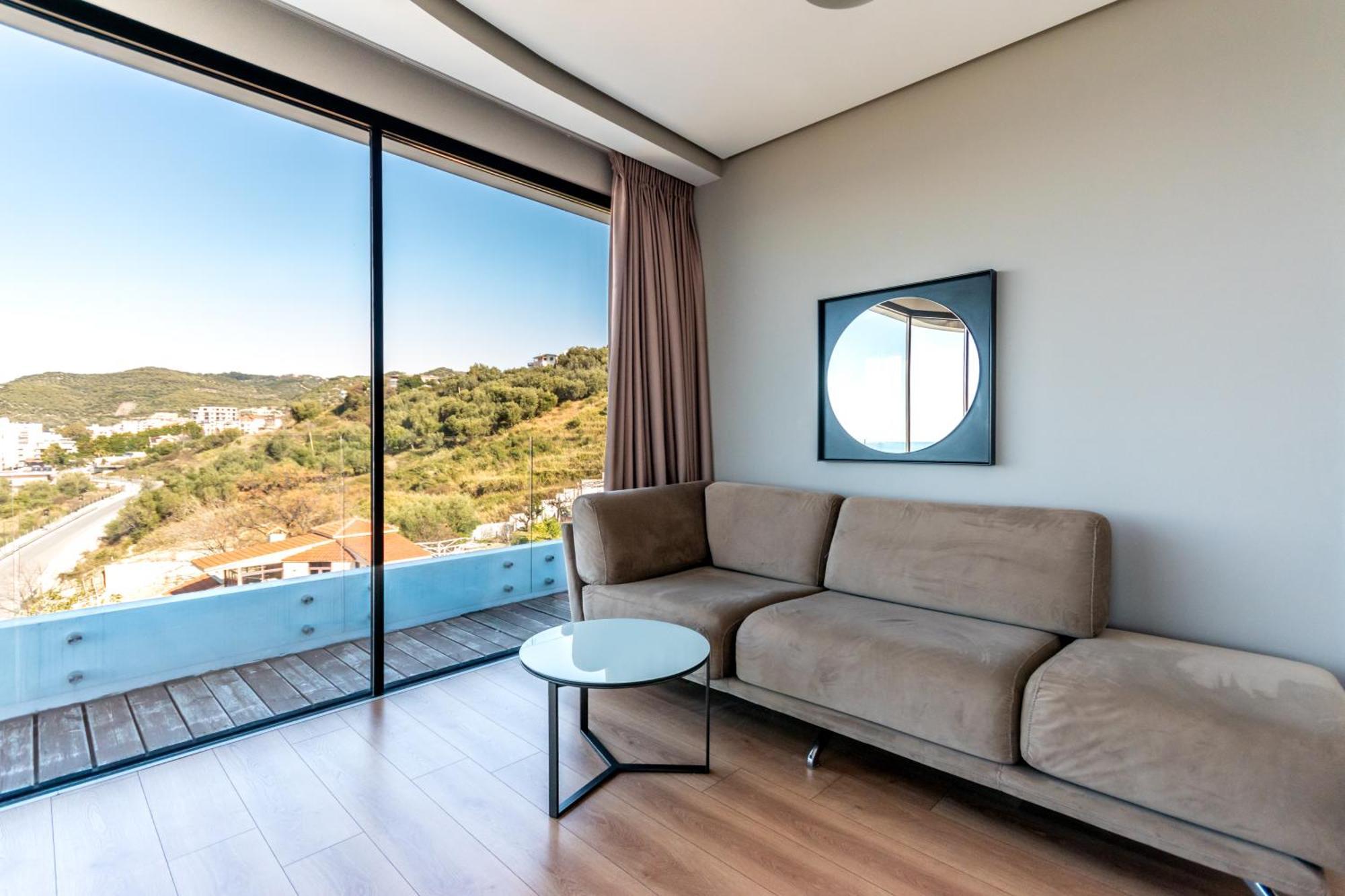 Yacht Hotel Vlorë Esterno foto