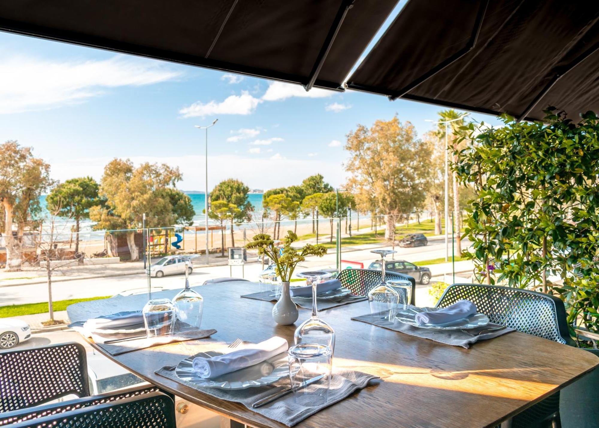 Yacht Hotel Vlorë Esterno foto